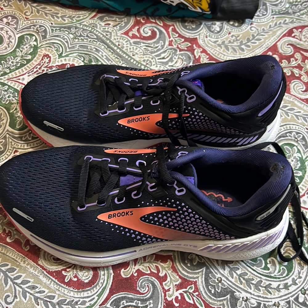 Ladies Brooks Adrenaline 22 GTS running shoes